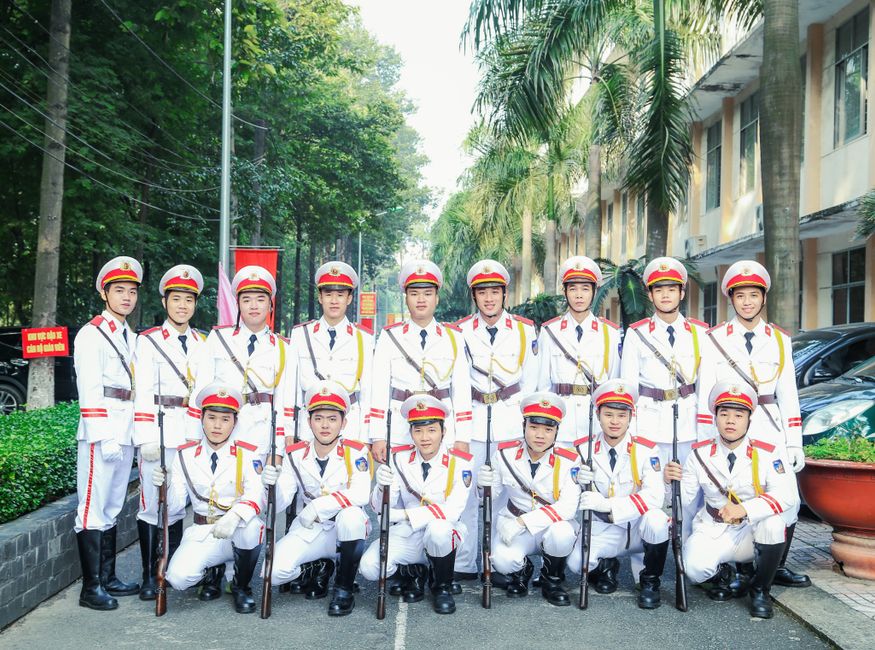 polo personnalisé pour entreprise — Un groupe de soldats en uniforme posant à l'extérieur, dégageant de la discipline.